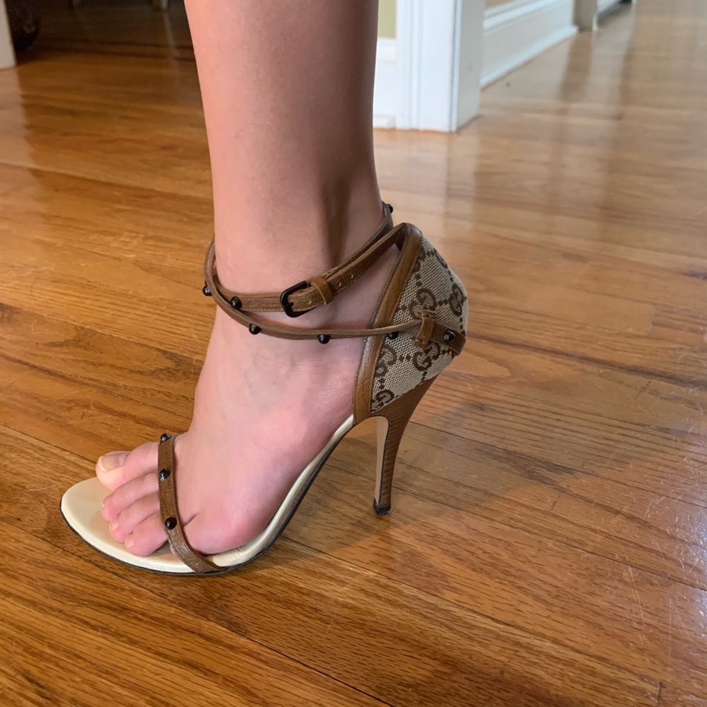 TAN/BROWN GG LOGO GUCCI HEELS - 7.5 WOMENS
